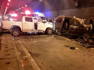 Tünelde iki araç kafa kafaya çarpıştı: 4 yaralı