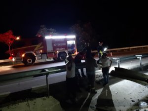 Denizli’de lastik yüklü tır devrildi