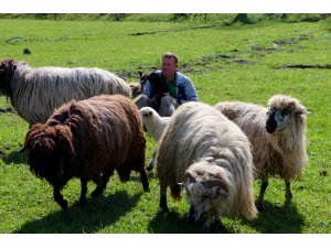 Huzuru Köyde Bulanlar - Muhasebeciliği bıraktı köyünde hayvancılık yapıyor