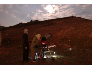 Meraklı gözler gökyüzüne çevrildi