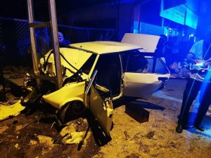 Otomobil elektrik direğine çarptı: 1 ölü, 6 yaralı