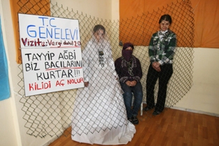 Eski hayat kadınlarından kafesli eylem