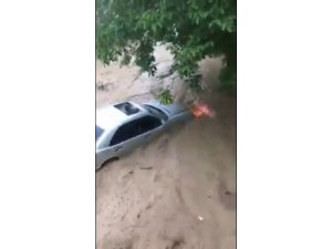 Lüks otomobilin sel sularında sürüklendiği anlar kamerada