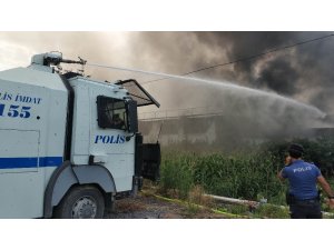 Samsun’daki mağaza yangınını söndürme çalışmasına TOMA’lar da destek verdi