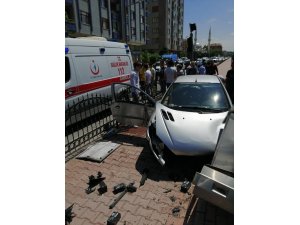 Duvara çarpan otomobilin kaza anı araç kamerasında