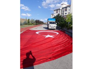 Seyyar satıcının Türk bayrağı hassasiyeti