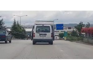 Aracının üzerine bağladığı yatakla ilerleyen sürücü tehlike saçtı