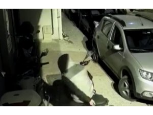 Saniyeler içerisinde motosiklet çalan hırsızlar kamerada
