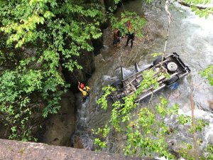 Rize’de araç köprüden dereye düştü: 2 yaralı