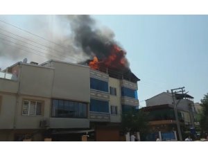 3 katlı binanın çatısı alev alev yandı