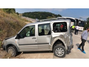 Yolcu otobüsü kamyonetle çarpıştı: 2 yaralı