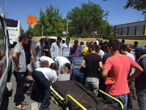 Yolcu otobüsü ile motosiklet çarpıştı: 1 yaralı