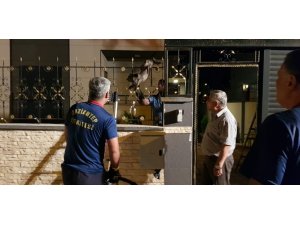 Korkuluklara saplanan kediyi itfaiye kurtardı