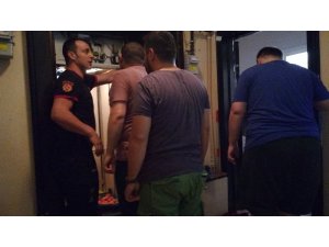 Asansörde mahsur kalan 3 kişiyi itfaiye ekipleri kurtardı