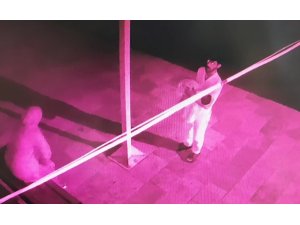 Bebeklerini camiye bırakan çift güvenlik kamerasına yakalandı