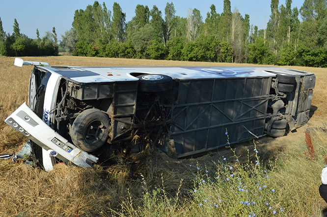Konya'ya gelen  olcu otobüsü devrildi