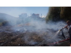 Eğirdir Gölü kıyısında korkutan yangın, yazlıklara sıçramak üzereyken söndürüldü