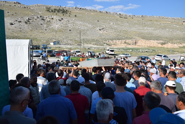 Yaşlı çift toprağa verildi