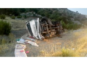 Gölbaşı’nda virajı alamayan Tır yan yattı