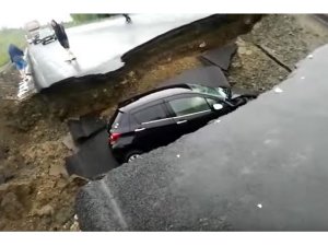Rusya’da otomobil çukura düştü