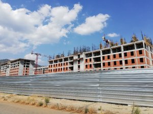 İnşaattan düşen işçi ağır yaralandı