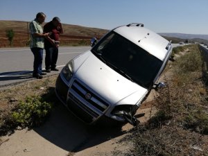 Ticari araç orta refüje devrildi