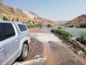 Aracını sular altında kalmaktan son anda kurtardı