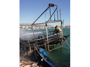 İzmir’de gezi teknesi alev topuna döndü, 3 tekneyi daha yaktı