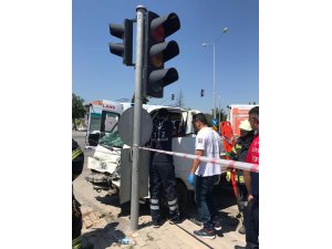 Trafik ışığı direkleri faciayı önledi: 2 yaralı