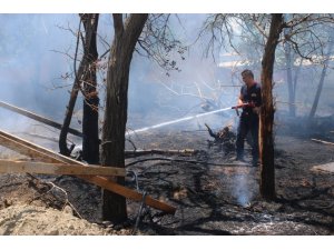 Arazi içinde bulunan ahşap inşaat malzemeleri yandı