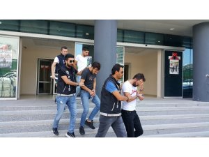 Gazoz şişelerini uyuşturucuyla doldurup polisi şaşırtmaya çalıştılar