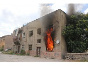 Metruk binada çıkan yangını itfaiye söndürdü