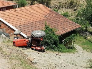 Kontrolden çıkan traktör şarampole yuvarlandı