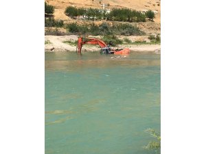 İş makinesi dere yatağında suya gömüldü