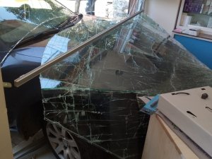 Aydın’da otomobil eczaneye girdi