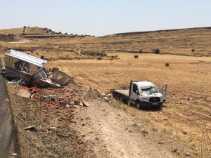 Gercüş’te karpuz yüklü kamyonet devrildi: 2 yaralı