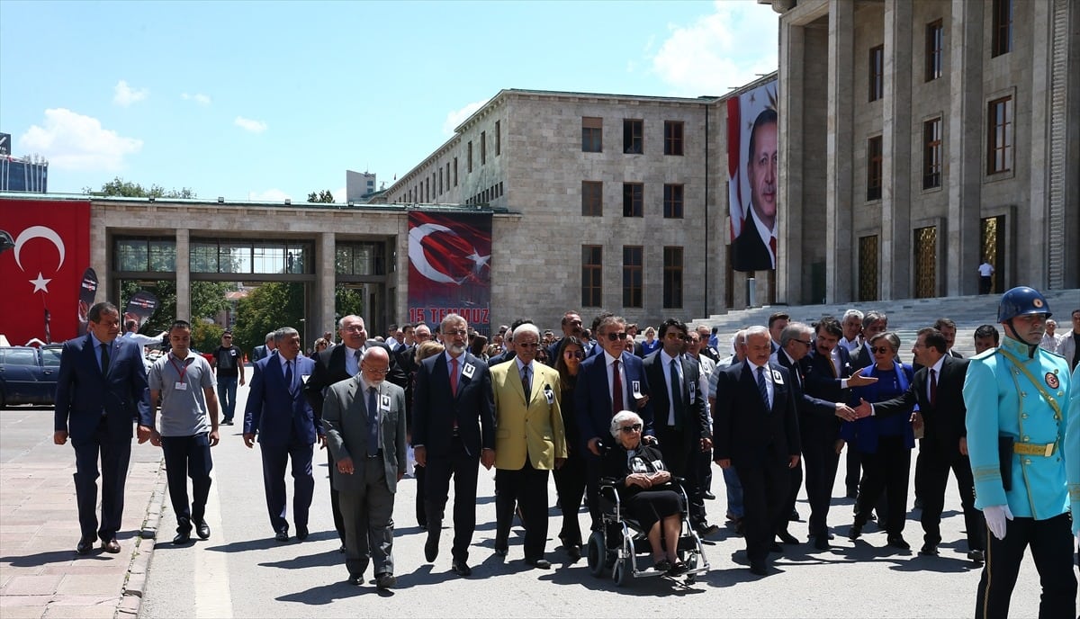 Eski Devlet Bakanı Emre son yolculuğuna uğurlandı