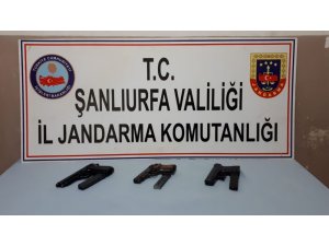 Durdurulan otomobilin gizli bölmelerinden silah çıktı