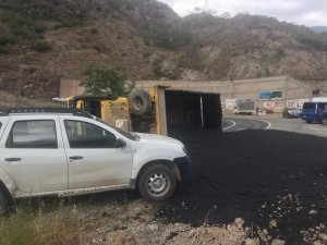 Artvin’de asfalt yüklü kamyon devrildi