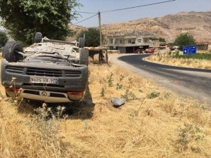 Siirt’te virajı alamayan araç takla attı