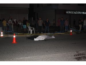 Yayalara çarpan otomobil ters şeride geçerek başka bir otomobil ile çarpıştı: 2 ölü 1 yaralı