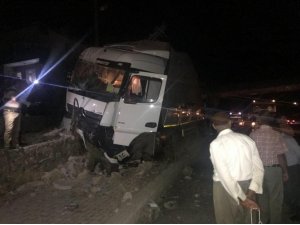 Bingöl’de tır elektrik direğine çarptı: 1 yaralı