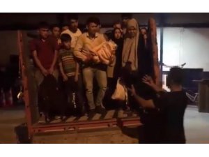 Kamyonet kasasında 52 kaçak göçmen yakalandı