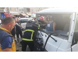 Park halindeyken hareket eden panelvan araç kazaya neden oldu: 1’i ağır 2 yaralı