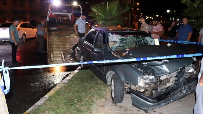 Korkunç kaza: 2 ölü... Önce yayalara, sonra başka araca çarptı...