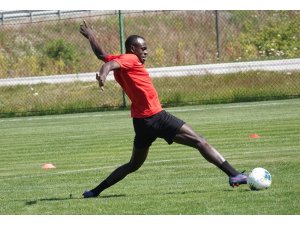 Gençlerbirliği’nin yeni transferi Zargo Toure, Bolu kampına katıldı