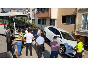 Servis aracı park halindeki araçları biçti
