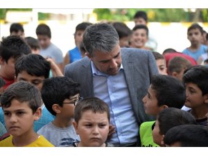 Başkan Ertuğrul Çetin, binlerce çocuğa spor malzemesi hediye etti