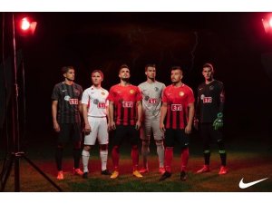 Eskişehirspor yeni sezon formalarını tanıttı