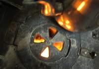 9 aylık kardeşini yanan sobaya attı